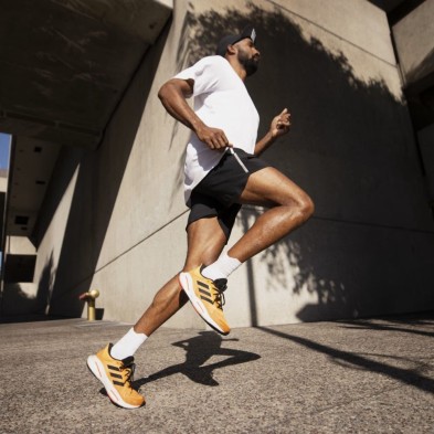 Pantalón corto Adidas Designed for running 5" hombre en acción