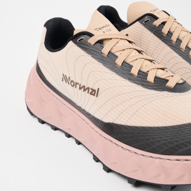 Zapatillas NNormal Tomir 2.0 beige diagonal
