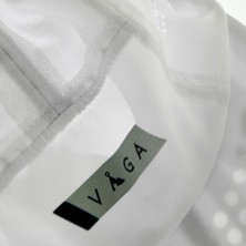 Gorra Running VAGA Feather Racing Cap White / Mist grey / Black DETALLE LOGO NEGRO Y BLANCO