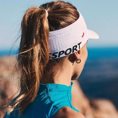 Headband Compressport Spiderweb On/Off con visera blanca en acción