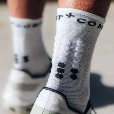 Calcetines Compressport PRO Marathon V2.0 White Black detalle 3D dots