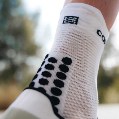 Calcetines Compressport Pro Racing V4.0 Run High blanco negro detalle