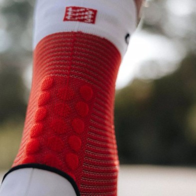 Calcetines Compressport Pro Racing V4.0 Run High rojo blanco detalle 3d dots