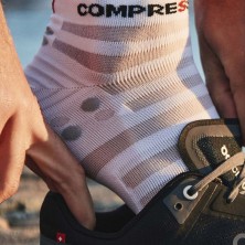 Calcetines Compressport Pro Racing Socks v4.0 Ultralight Run Low blanco detalle tejido