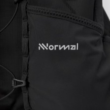 Chaleco running Nnormal Race Vest 5L detalle logo