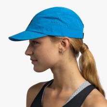 Gorra Buff Speed Cap Solid Azure puesta chica