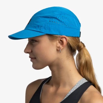 Gorra Buff Speed Cap Solid Azure puesta chica