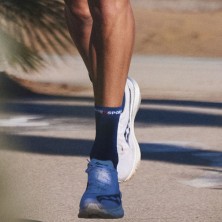 Calcetines Compressport Pro Racing V4.0 Run High Sodalite/Flo Blue corriendo