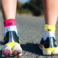 Calcetines Compressport Pro Racing V4.0 Run low blanco / amarillo fluor / rosa fucsia