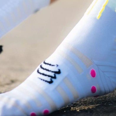 Calcetines Compressport Aero socks White/Safe Yellow/Neo Pink detalle