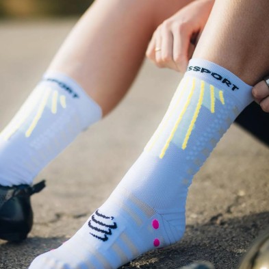 Calcetines Compressport Aero socks White/Safe Yellow/Neo Pink aerodinamicos