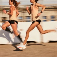 Camiseta tirantes Airolite Run mujer Canteloupe