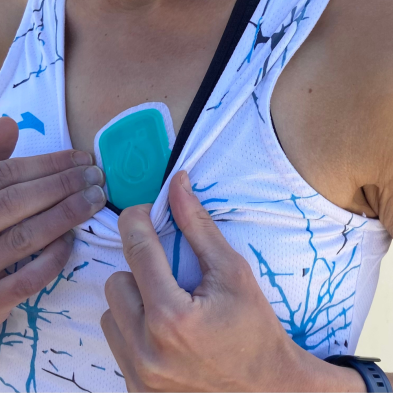 Mujer utilizando parche Sweatracker Sweanty