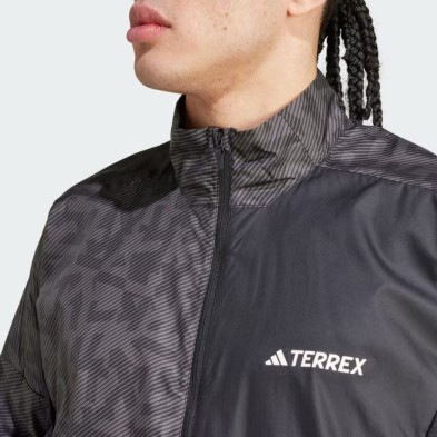 Chaqueta Cortavientos Adidas Terrex Trail Running Charcoal/Black detalle logo