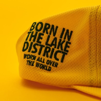 Gorra Running Vaga EP Cap Yellow/Racing Green born in the lake district letras verdes