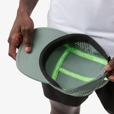 Gorra running NNormal Race Cap verde interior reforzado