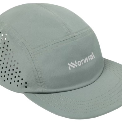 Gorra running NNormal Race Cap verde detalle costuras