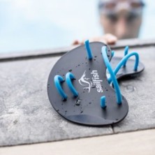 Palas finger paddle de Sailfish en la piscina