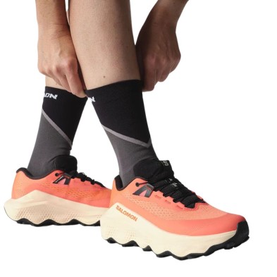 Zapatillas Salomon Ultra Glide 3 mujer Fusion Coral / Tender Peach / Black en acción