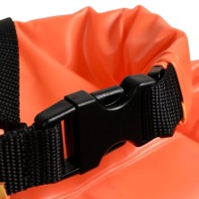 Boya Arena aguas abiertas con bolsa impermeable 17 L Naranja/ Amarillo detalle cierre bolsa impermeable