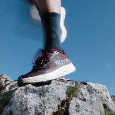 Zapatillas NNormal Kjerag 02 Burgundy más amortiguación
