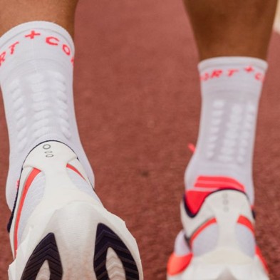 Calcetines Compressport PRO Marathon V2.0 Fluo Red/ White en acción