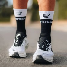 Calcetines compresión Compressport Mid Compression V2.0 Black/White con soporte muscular