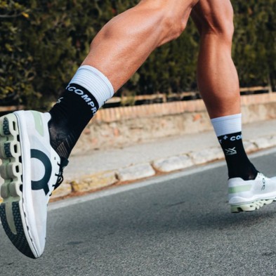 Calcetines compresión Compressport Mid Compression V2.0 Black/White retraso de la fatiga