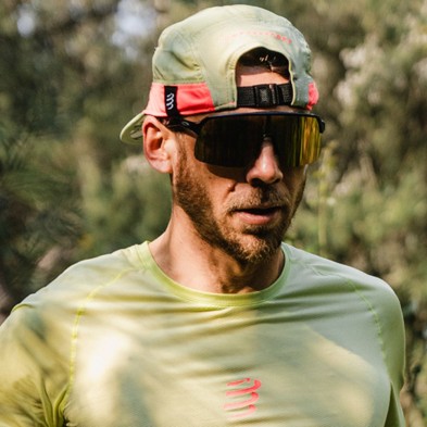 Gorra running Compressport 5 Panel Light Cap Nile/ Fluo Red máxima ventilación y estilo