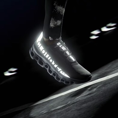 Zapatillas On Running Cloudmonster Lumos hombre Black detalles reflectantes para tus salidas nocturnas