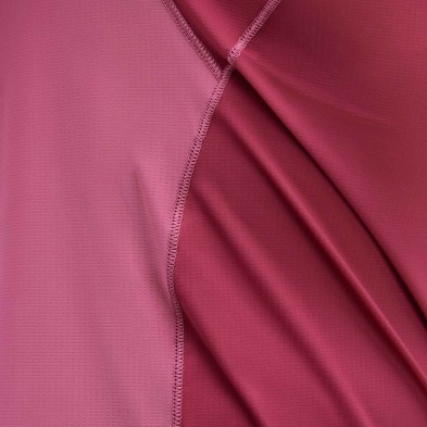 Camiseta M/corta Hoka Airolite Run hombre Beet Root detalle tejido
