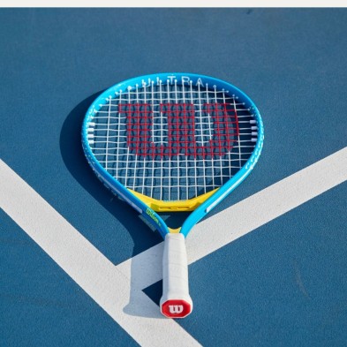Raqueta de tenis Wilson Ultra Power Junior 21 facilmente maniobrable para aquellos que se inician.