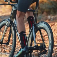 Calcetines Compressport Aero socks Black/ Red ciclismo