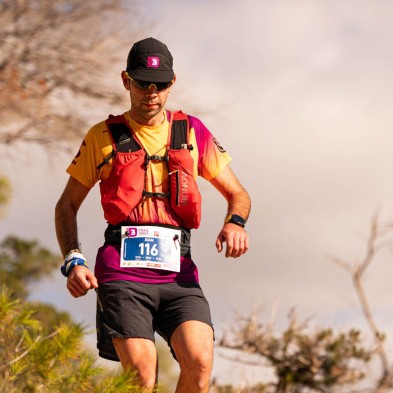Gorra running 3 Dias Trail Ibiza 2025 negro y logo 3 días