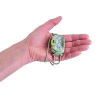 Linterna frontal Petzl Swift LT 380 lúmenes Forest Green cabe en la palma de la mano