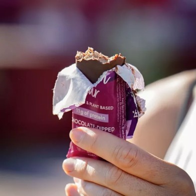 Barrita Moonvalley Vegan Protein Bar Chocolate Dipped raspberry