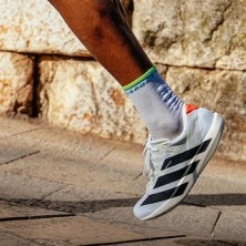 Calcetines Compressport PRO Marathon V2.0 White/ Norse Blue/ Neon Green en acción con zapatillas Adidas