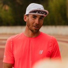 Gorra running Compressport Pro Racing Cap unisex White logo de compressport en el lado interno de la visera