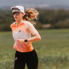 Gorra running Compressport Pro Racing Cap unisex blanca perfecta para las competiciones