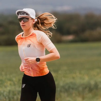 Gorra running Compressport Pro Racing Cap unisex blanca perfecta para las competiciones