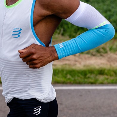 Manguitos Compressport Armforce Norse azul nórdico verde neón y blanco