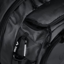 Mochila Arena All Set Backpack 45 negra mosquetón para colgarla