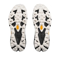 Zapatillas Hoka Speedgoat 7 Hombre Black/ White suela con tacos de 5 mm tracción que se adhiere a la roca