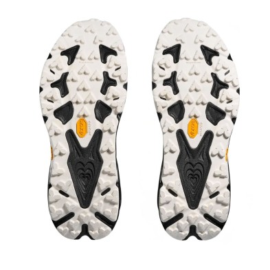 Zapatillas Hoka Speedgoat 7 Hombre Black/ White suela con tacos de 5 mm tracción que se adhiere a la roca