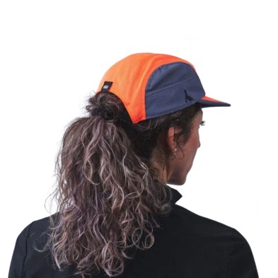 Gorra Running Vaga Club Cap Neon Coral Slate Blue correa ajustable en la parte trasera que sirve para poder sacar la coleta