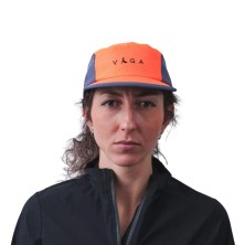 Gorra Running Vaga Club Cap Neon Coral Slate Blue perfecta para deportes al aire libre