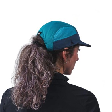Gorra Running Vaga Club Cap Dark Teal/ Teal correa ajustable en la parte trasera que sirve para poder sacar la coleta