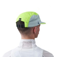 Gorra Running Vaga Club Cap Mint Neon Yellow correa ajustable en la parte trasera que sirve para poder sacar la coleta
