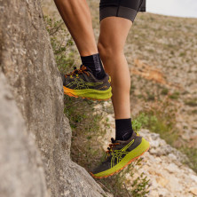 Calcetines Lurbel Desafio Toe Four Negro Gris Marengo aportan comodidad y protección en cada zancada
