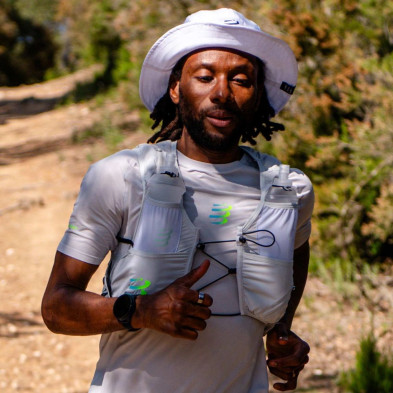 Gorra running Compressport Stayfresh Ice Bob White cubre orejas y cuello